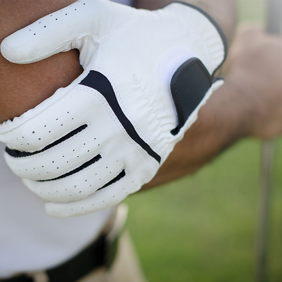 Golfers were wounded in the arm